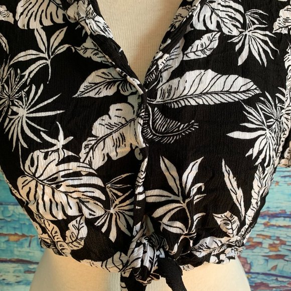 Streetwear Society Cropped Button Up Tie Front Blouse - Picture 4 of 7